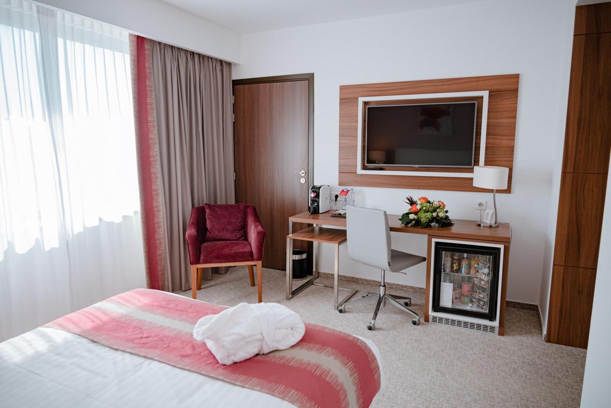 Ramada Plaza Craiova Hotel Buitenkant foto