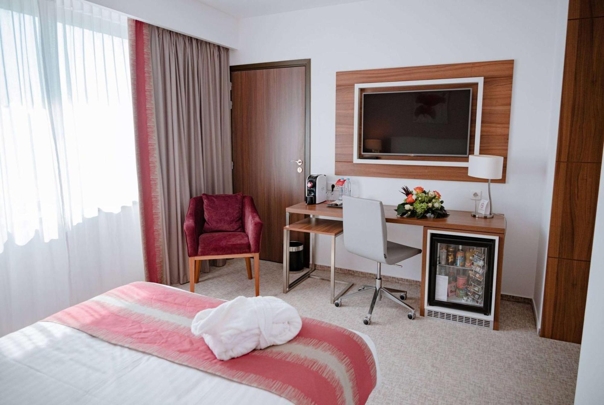 Ramada Plaza Craiova Hotel Buitenkant foto