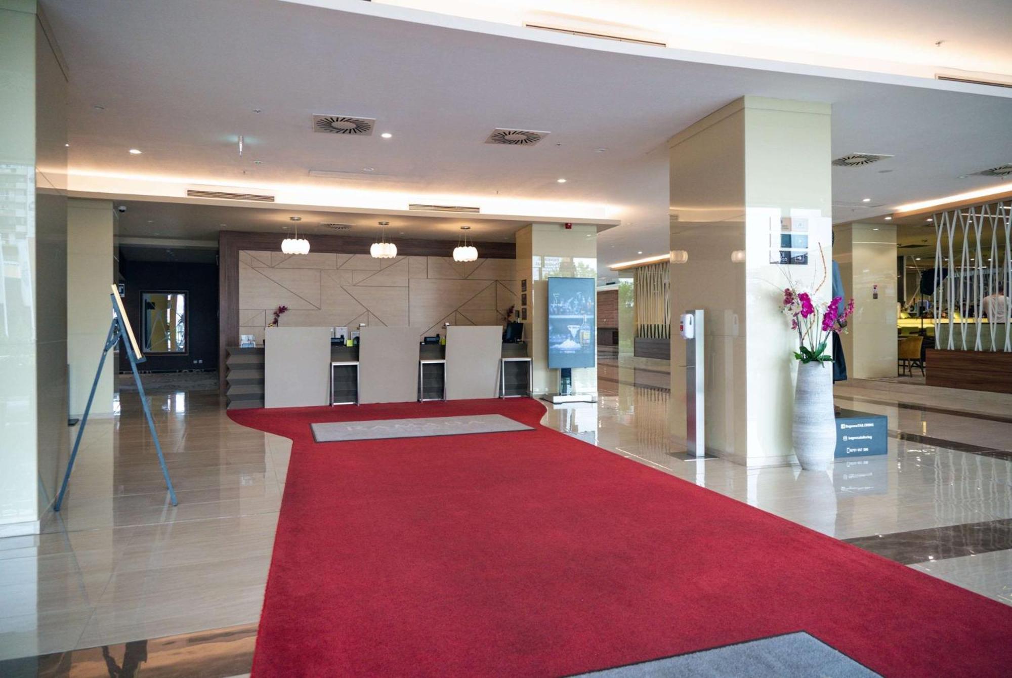 Ramada Plaza Craiova Hotel Buitenkant foto