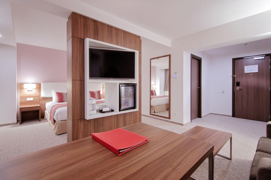 Ramada Plaza Craiova Hotel Buitenkant foto